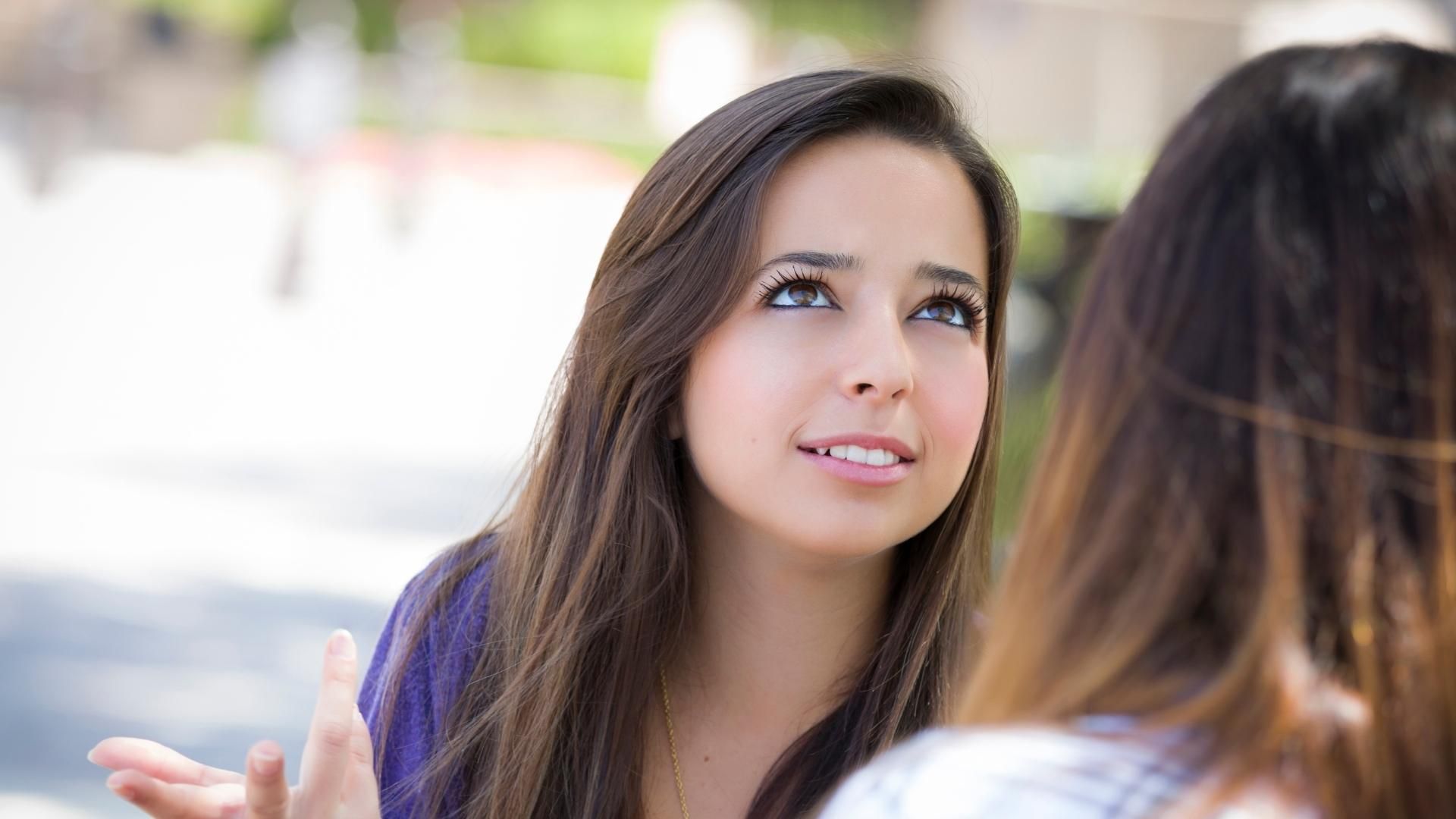 Psicología explica por qué alguien evita la mirada durante una conversación